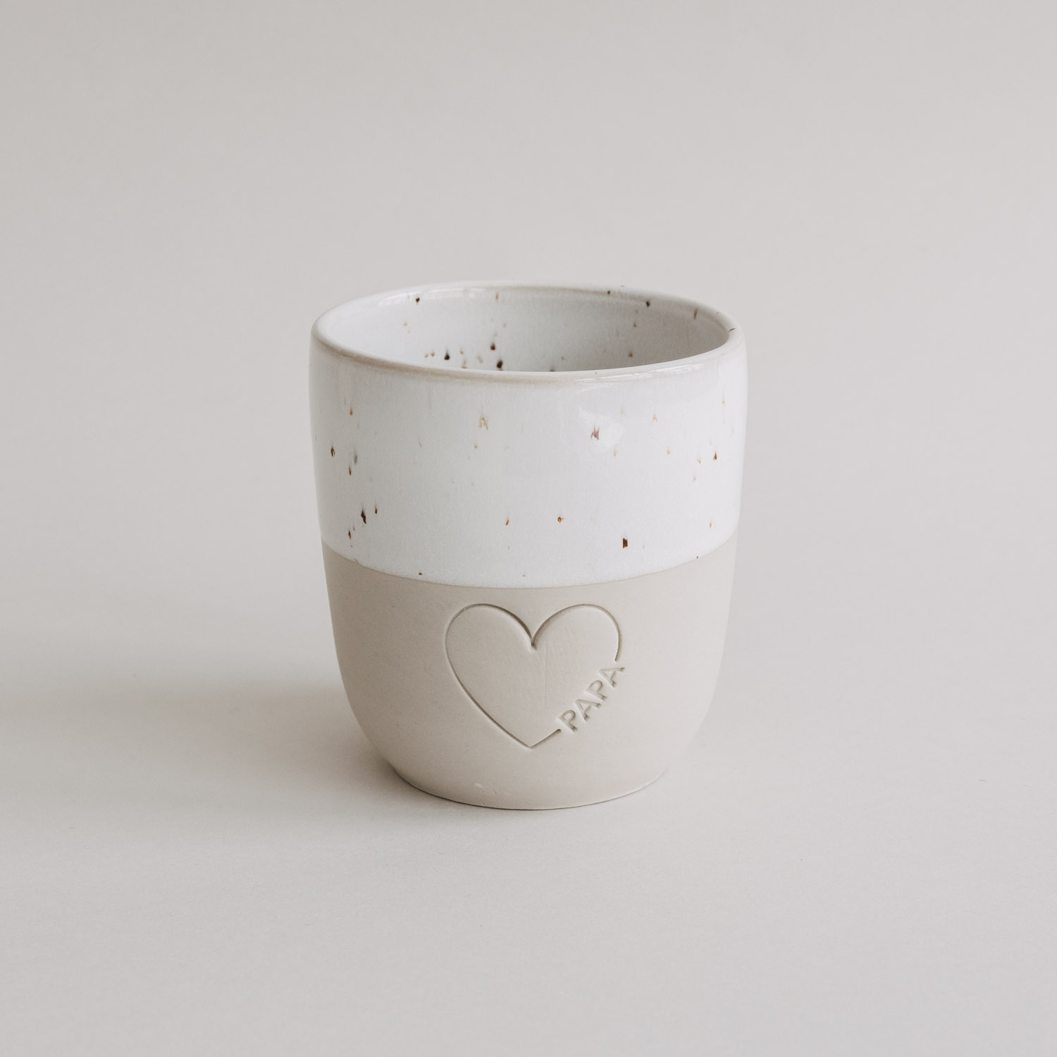 Eulenschnitt Steingut-Becher Papa mit großem Herz | LIMITED EDITION 2026 | Vatertagsgeschenk, handgefertigt