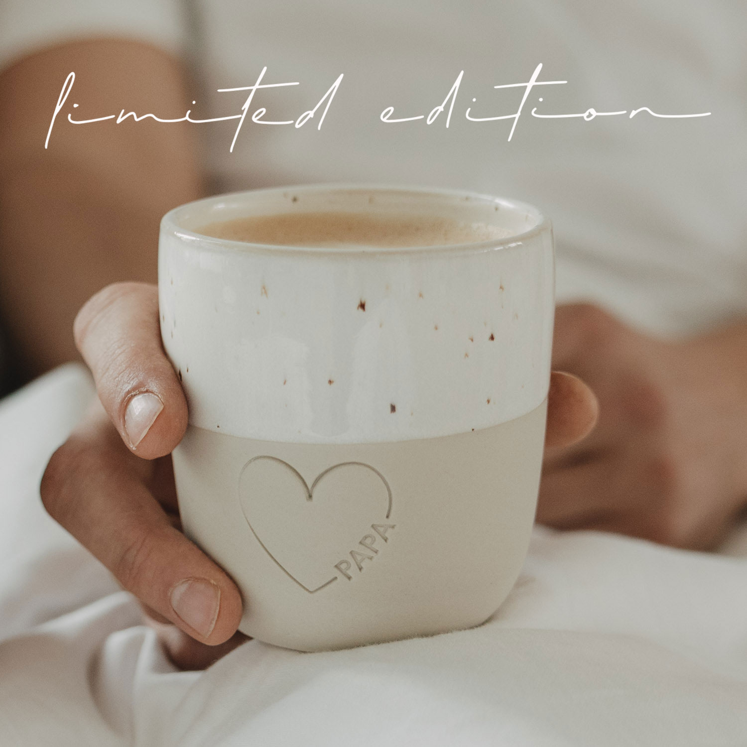 Eulenschnitt Steingut-Becher Papa mit großem Herz | LIMITED EDITION 2026 | Vatertagsgeschenk, handgefertigt