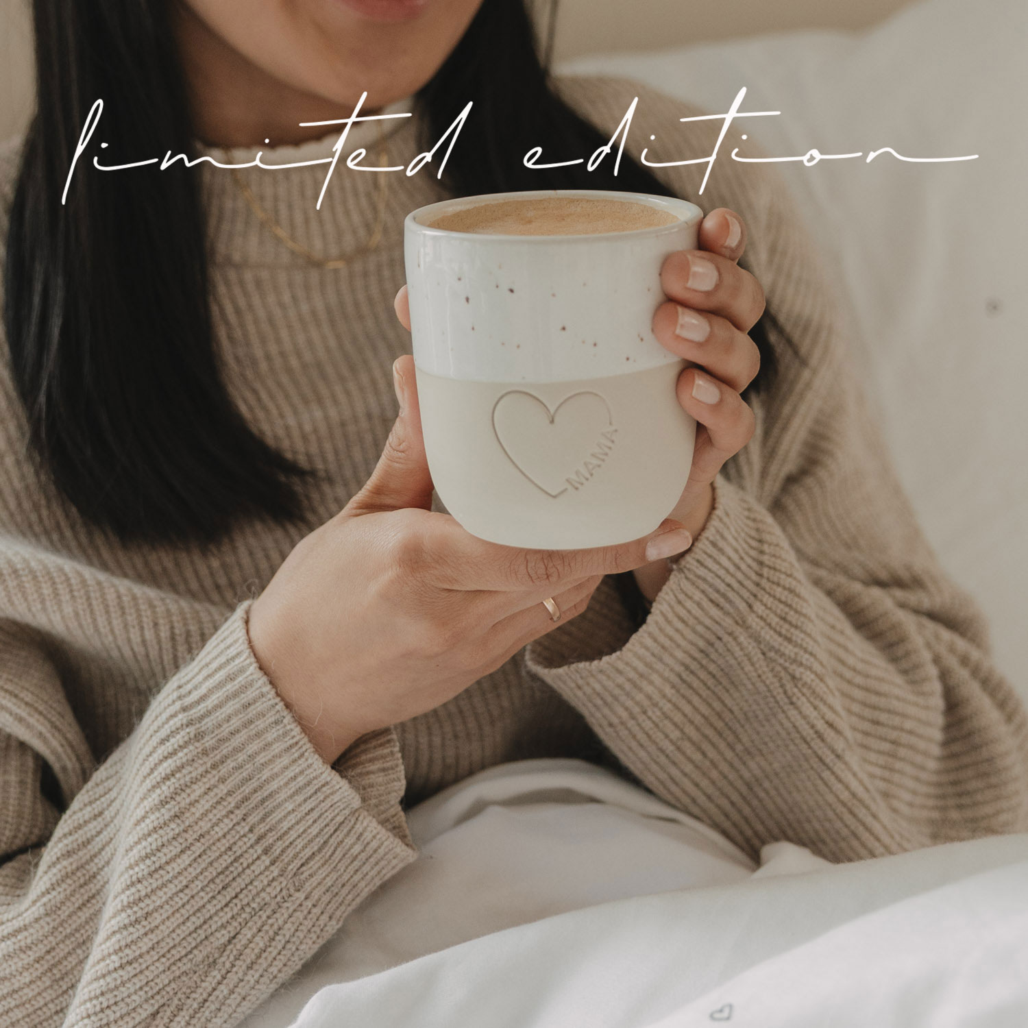 Eulenschnitt Steingut-Becher Mama mit großem Herz | LIMITED EDITION 2026 | Muttertagsgeschenk, handgefertigt