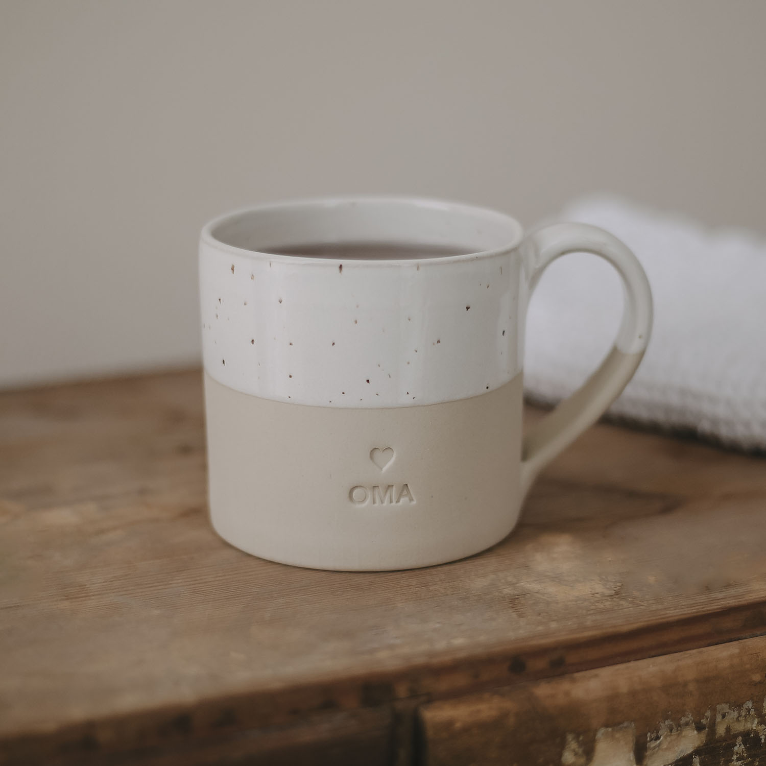 Eulenschnitt Tasse aus Steingut mit Prägung OMA, perfektes Geburtstagsgeschenk Eulenschnitt Tasse aus Steingut mit Prägung OMA, perfektes Geburtstagsgeschenk
