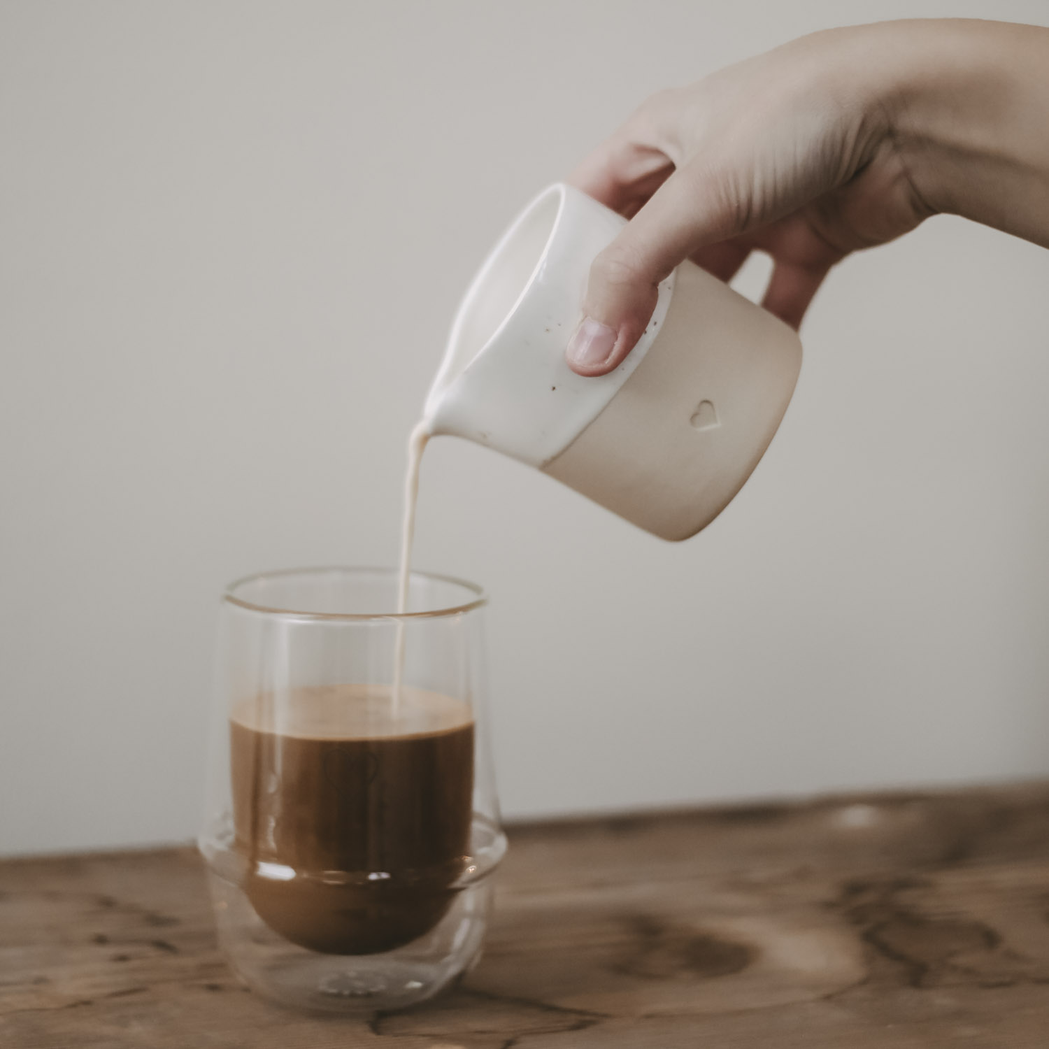 Eulenschnitt Milchkännchen aus Steingut | Motiv Herz | passend zum Cappuccinobecher