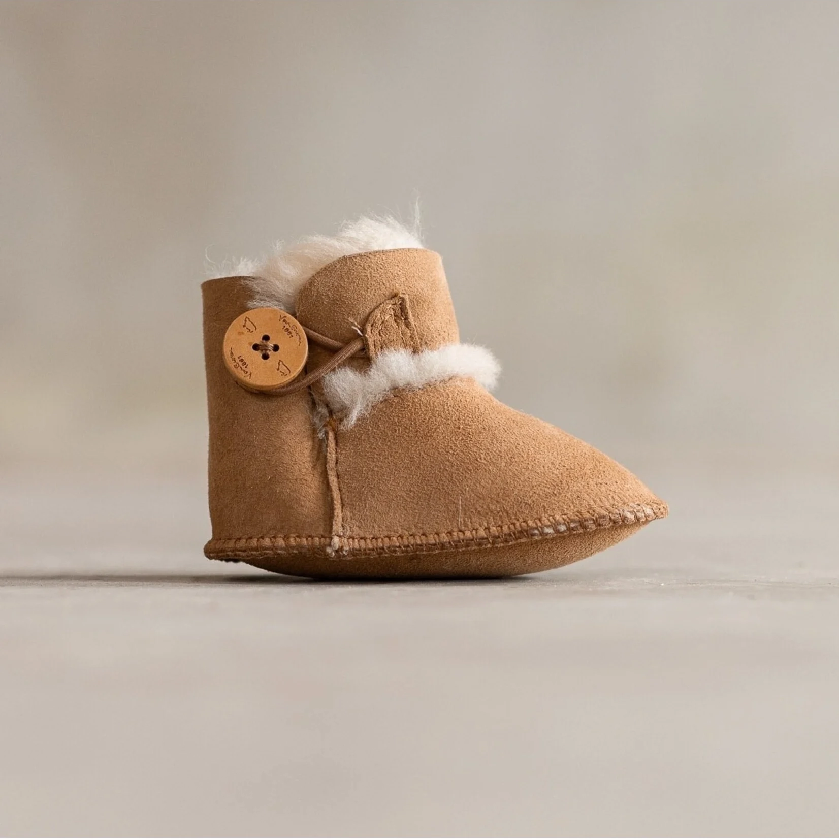 Van Buren Lammfellschuhe für Babys Davin, Farbe Kamel, in verschiedenen Größen Van Buren Lammfellschuhe für Babys Davin, Farbe Kamel, in verschiedenen Größen