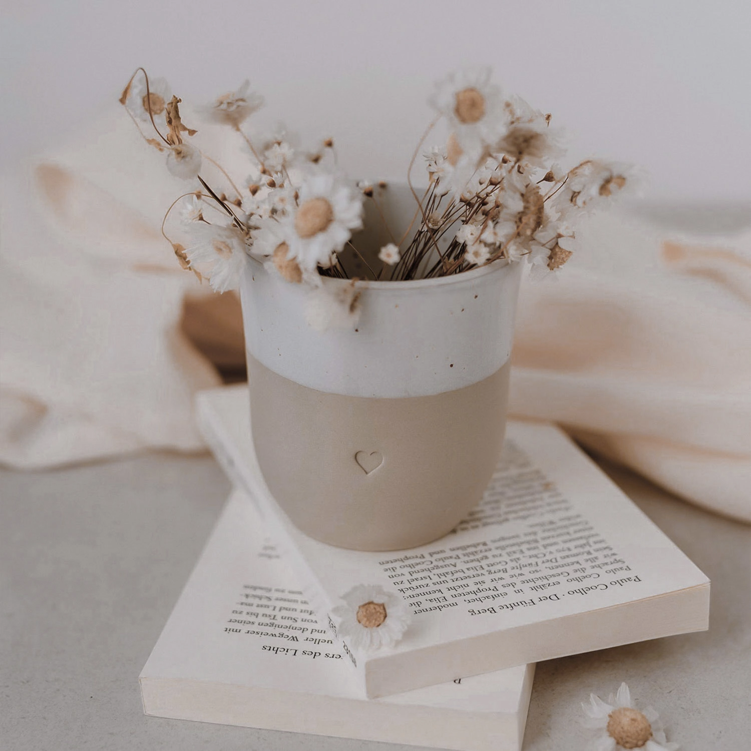 Eulenschnitt Steingut-Becher mit Blindprägung Herz, handgefertigt in Portugal