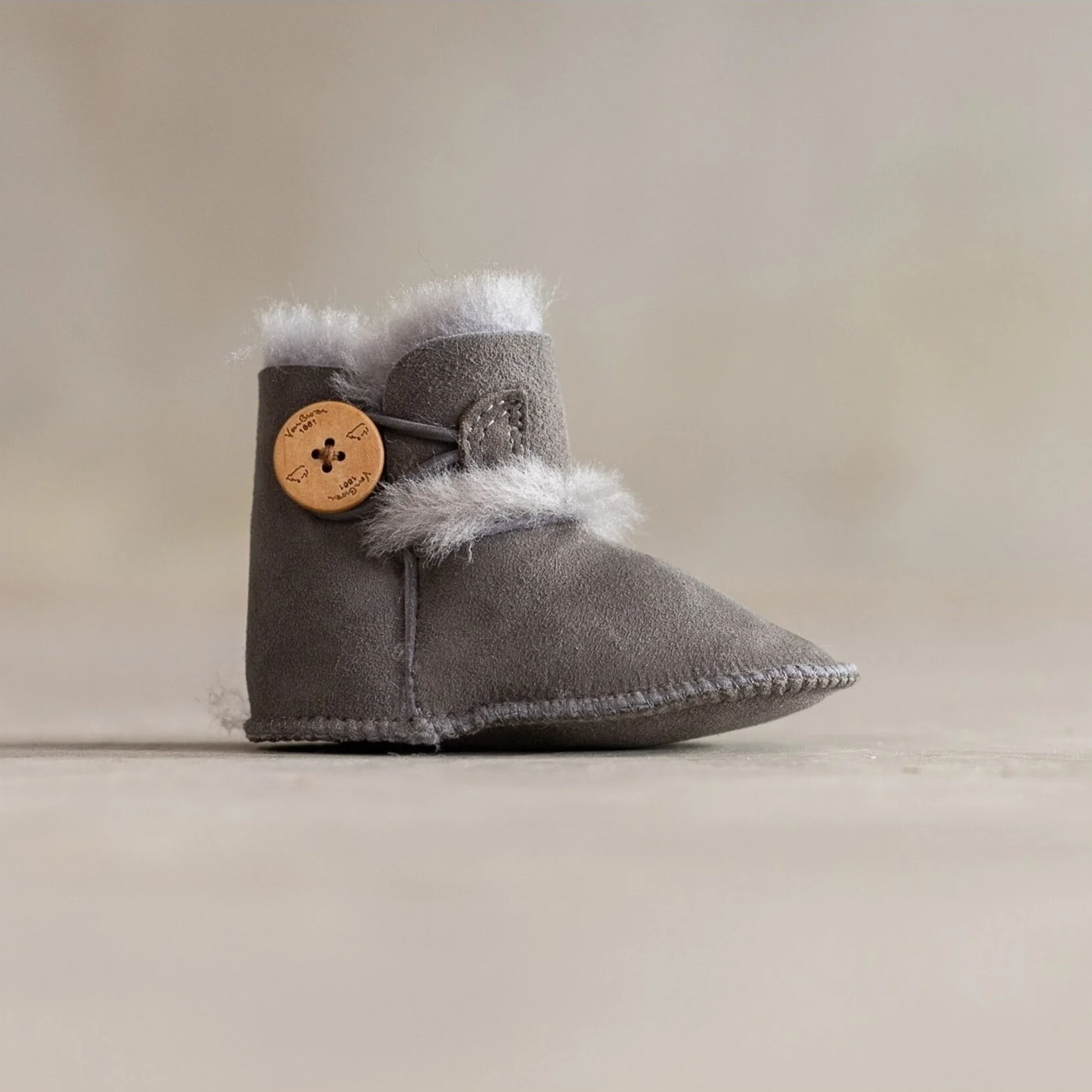 Van Buren Lammfellschuhe für Babys Davin, grau, in verschiedenen Größen Van Buren Lammfellschuhe für Babys Davin, grau, in verschiedenen Größen
