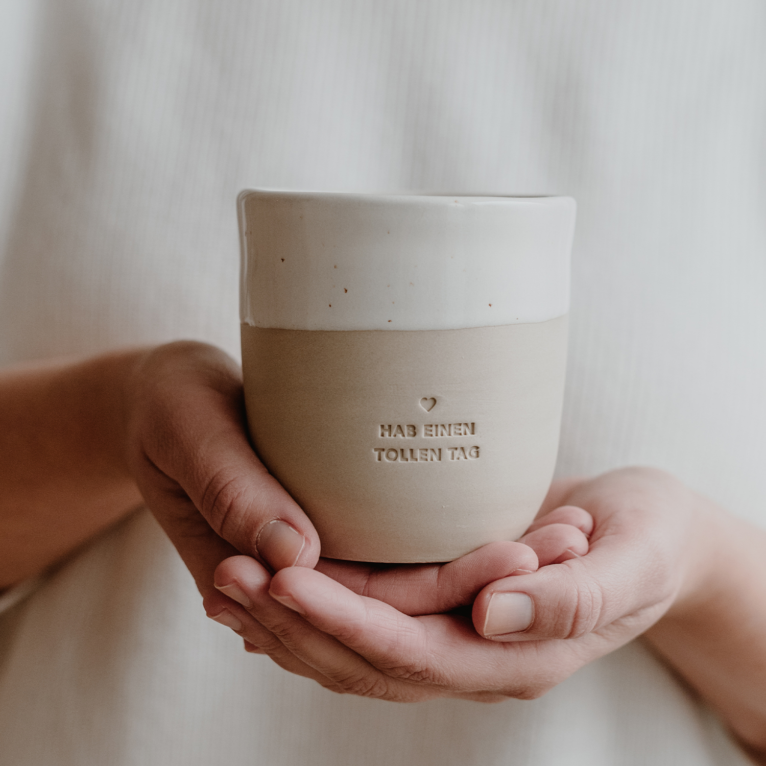 Eulenschnitt Becher aus Steingut | Motiv Hab einen tollen Tag | mit 320 ml perfekt für einen Cappuccino