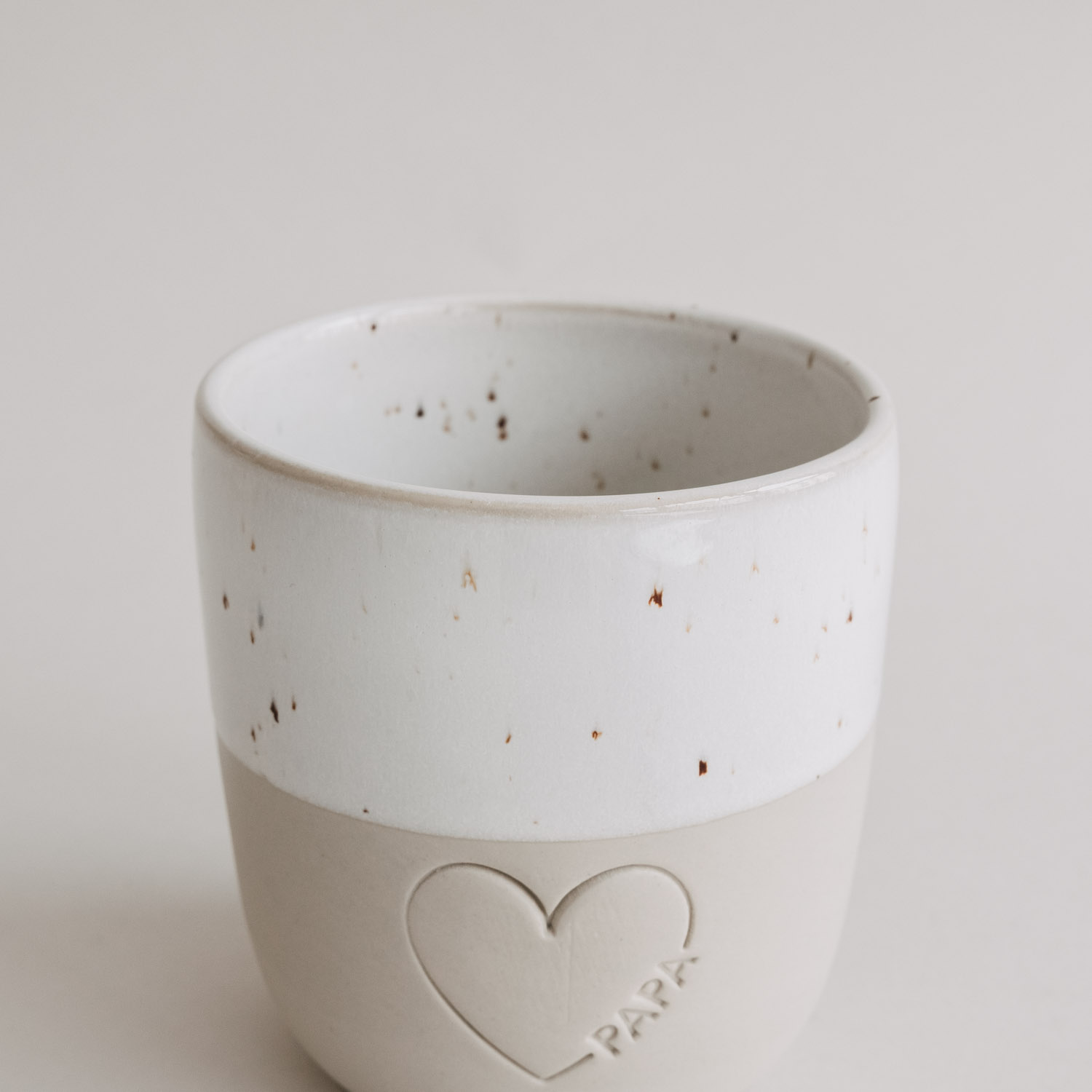 Eulenschnitt Steingut-Becher Papa mit großem Herz | LIMITED EDITION 2026 | Vatertagsgeschenk, handgefertigt