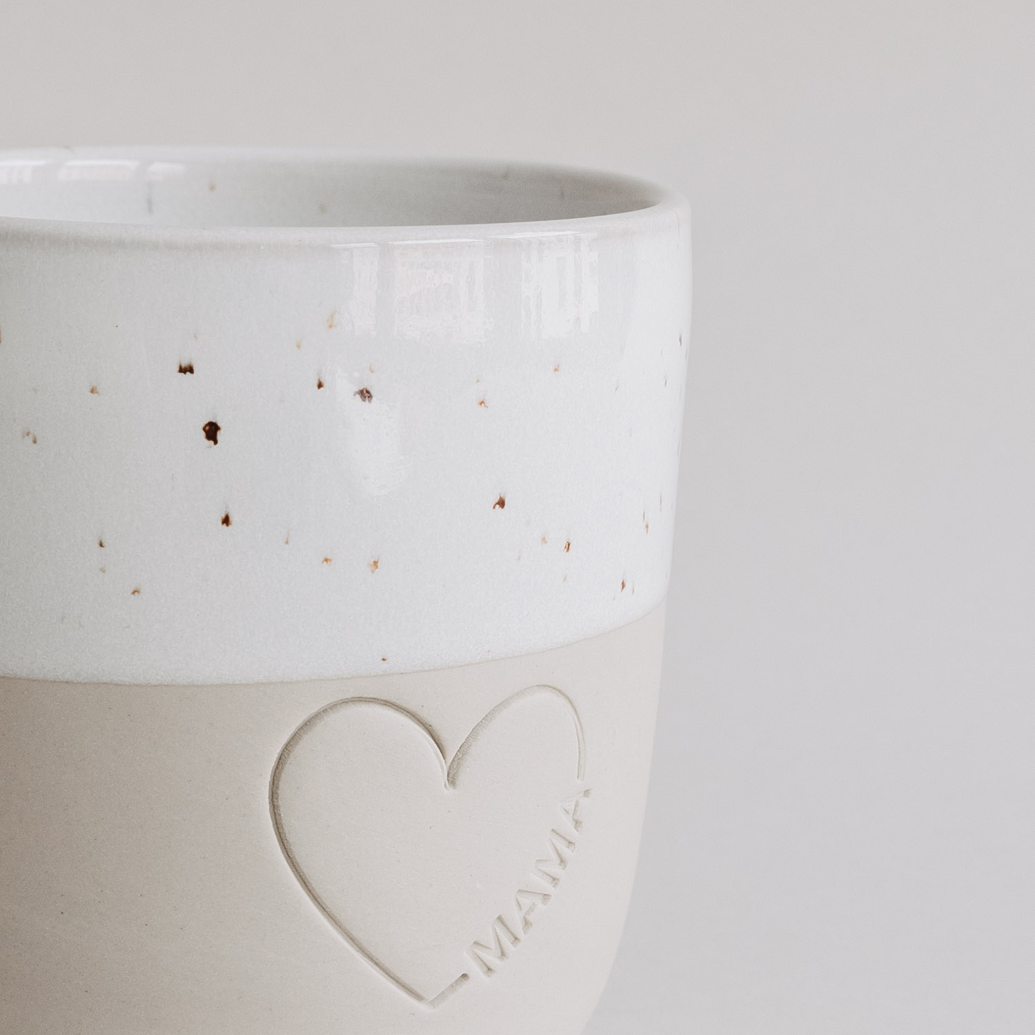 Eulenschnitt Steingut-Becher Mama mit großem Herz | LIMITED EDITION 2026 | Muttertagsgeschenk, handgefertigt