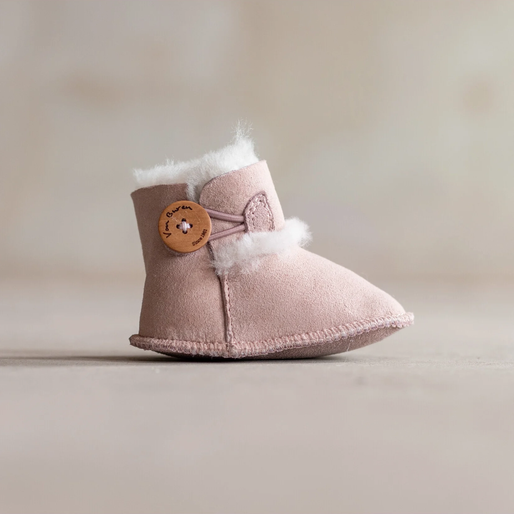 Van Buren Lammfellschuhe für Babys Davin, rosa, in verschiedenen Größen Van Buren Lammfellschuhe für Babys Davin, rosa, in verschiedenen Größen