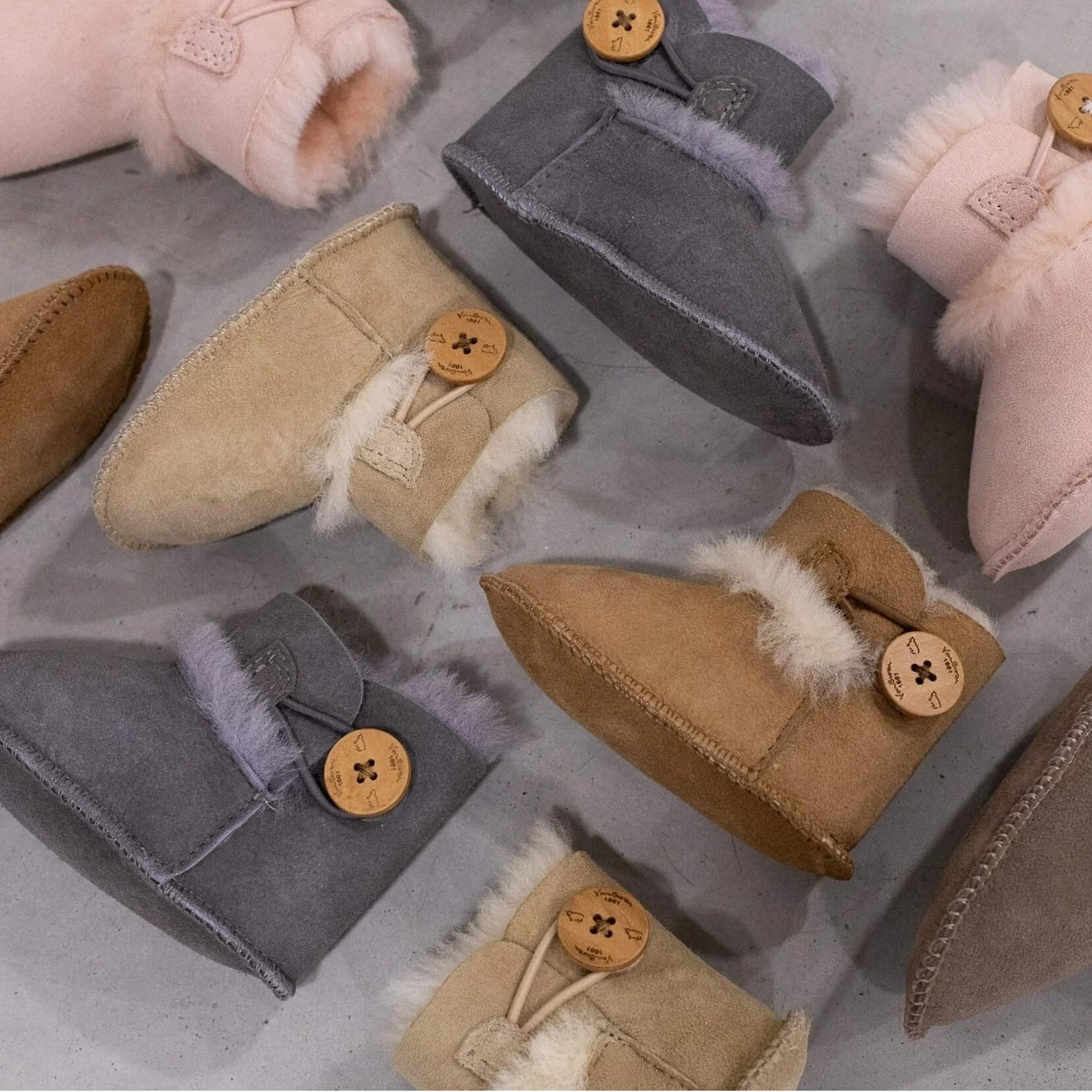 Van Buren Lammfellschuhe für Babys Davin, Farbe Elfenbein, in verschiedenen Größen Van Buren Lammfellschuhe für Babys Davin, Farbe Elfenbein, in verschiedenen Größen