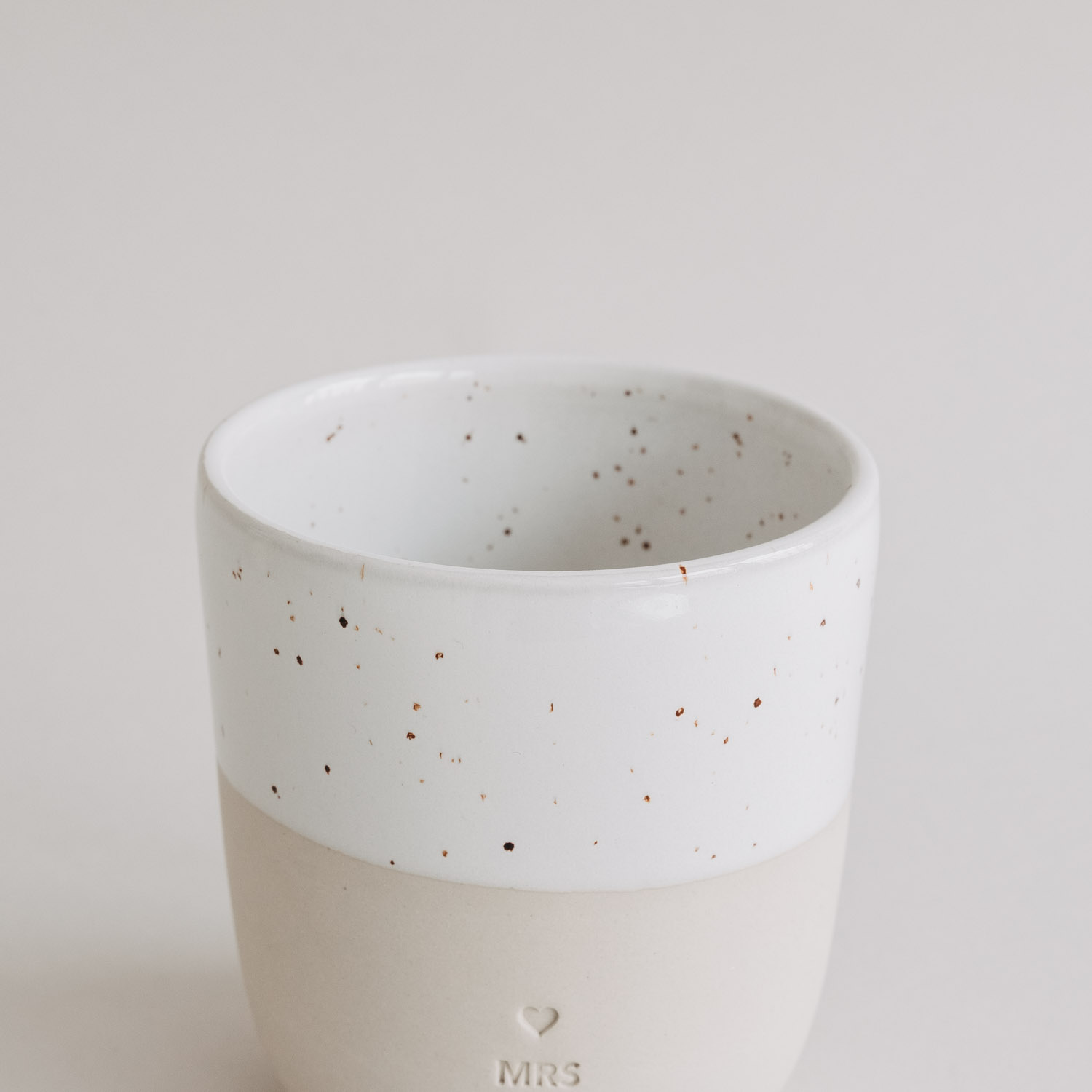 Eulenschnitt Cappuccinobecher mit Aufschrift MRS | Hochzeitsgeschenk aus Steingut | für 320 ml