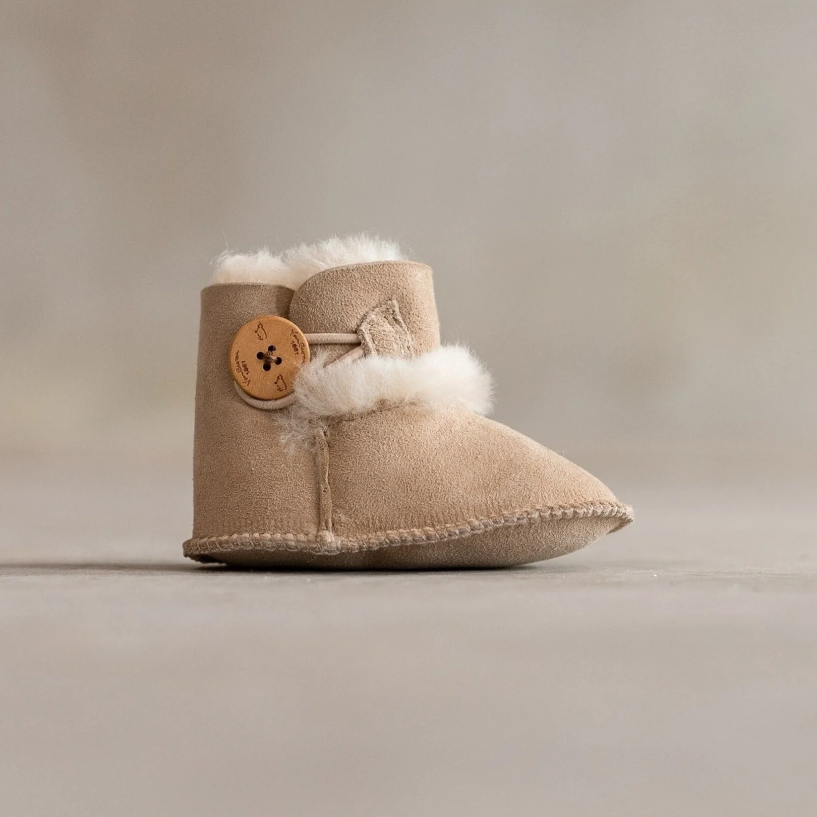 Van Buren Lammfellschuhe für Babys Davin, Farbe Elfenbein, in verschiedenen Größen Van Buren Lammfellschuhe für Babys Davin, Farbe Elfenbein, in verschiedenen Größen