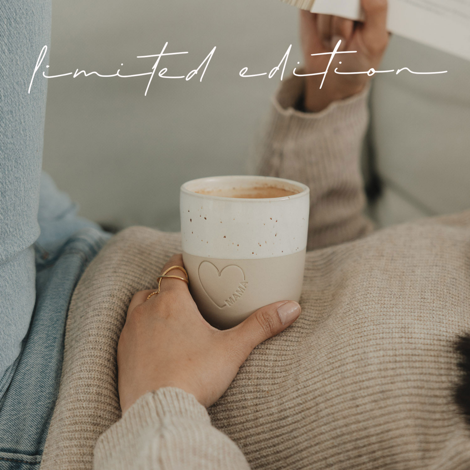 Eulenschnitt Steingut-Becher Mama mit großem Herz | LIMITED EDITION 2026 | Muttertagsgeschenk, handgefertigt