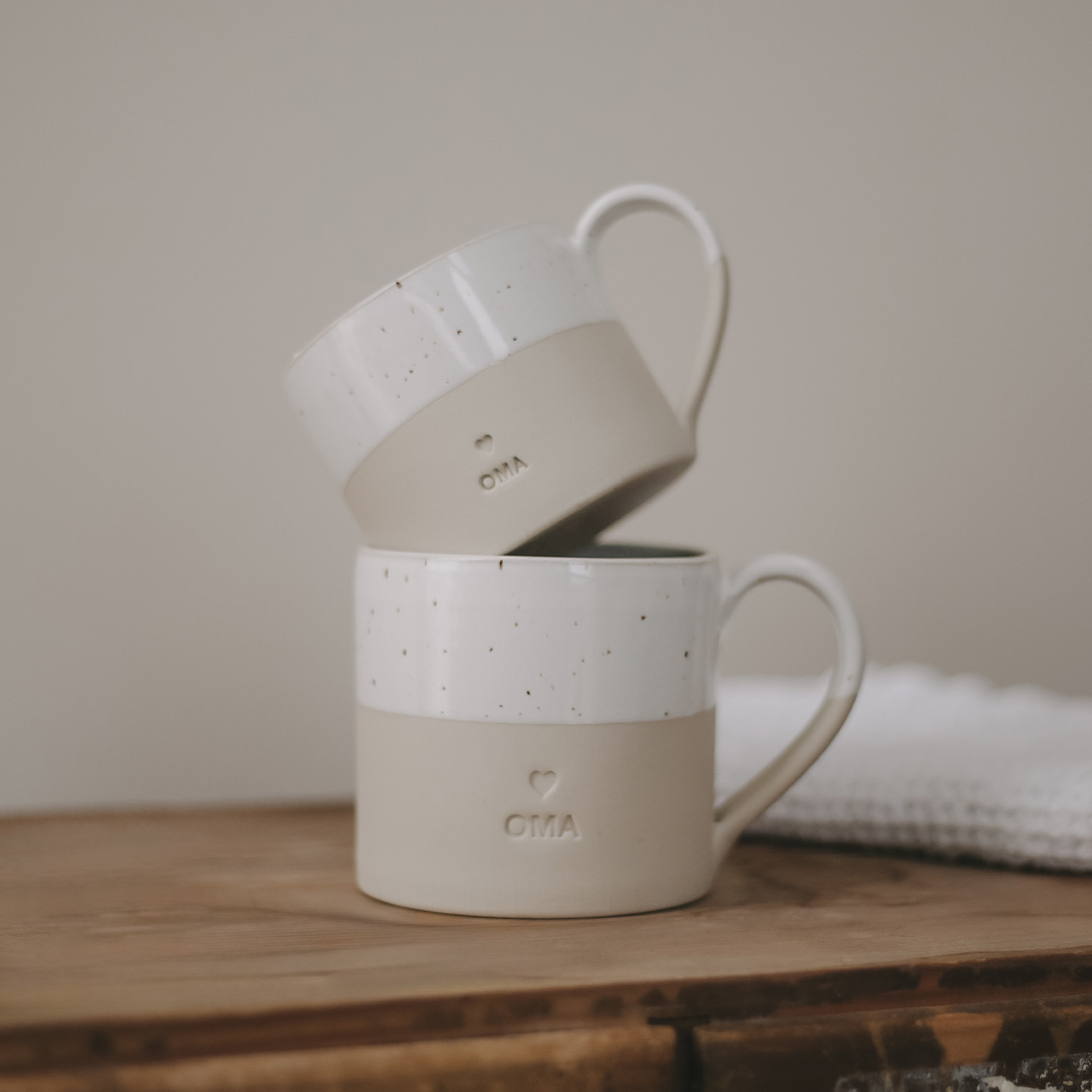 Eulenschnitt Tasse aus Steingut mit Prägung OMA, perfektes Geburtstagsgeschenk Eulenschnitt Tasse aus Steingut mit Prägung OMA, perfektes Geburtstagsgeschenk