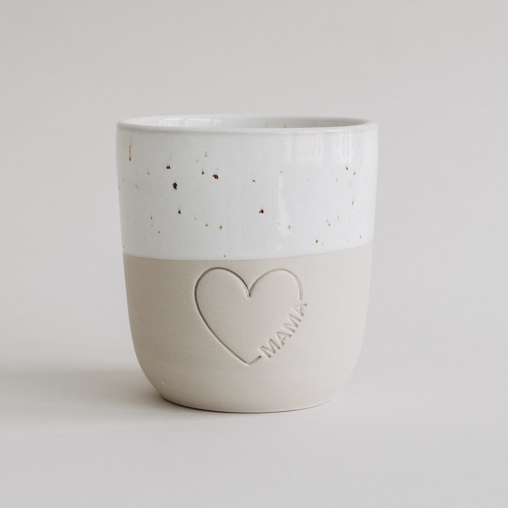 Eulenschnitt Steingut-Becher Mama mit großem Herz | LIMITED EDITION 2026 | Muttertagsgeschenk, handgefertigt
