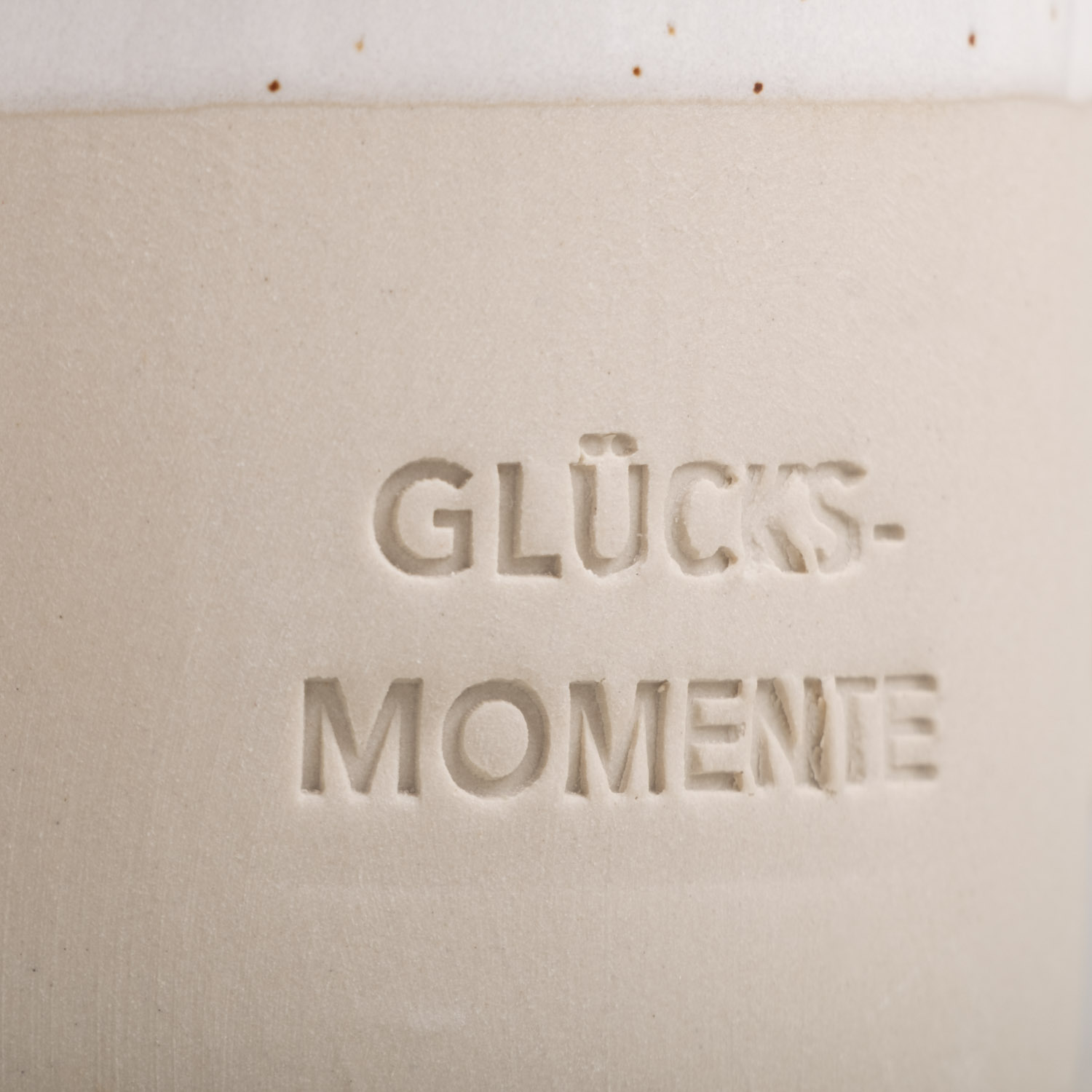 Eulenschnitt Tasse GLÜCKSMOMENTE aus Steingut mit Blindprägung Eulenschnitt Tasse GLÜCKSMOMENTE aus Steingut mit Blindprägung