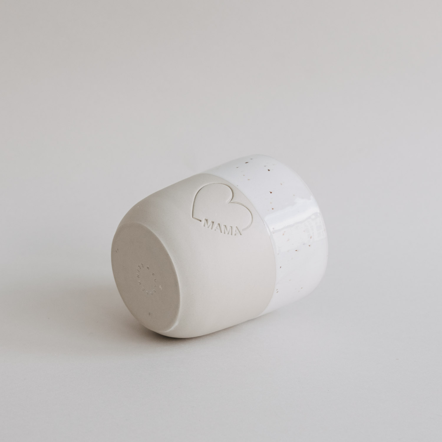 Eulenschnitt Steingut-Becher Mama mit großem Herz | LIMITED EDITION 2026 | Muttertagsgeschenk, handgefertigt