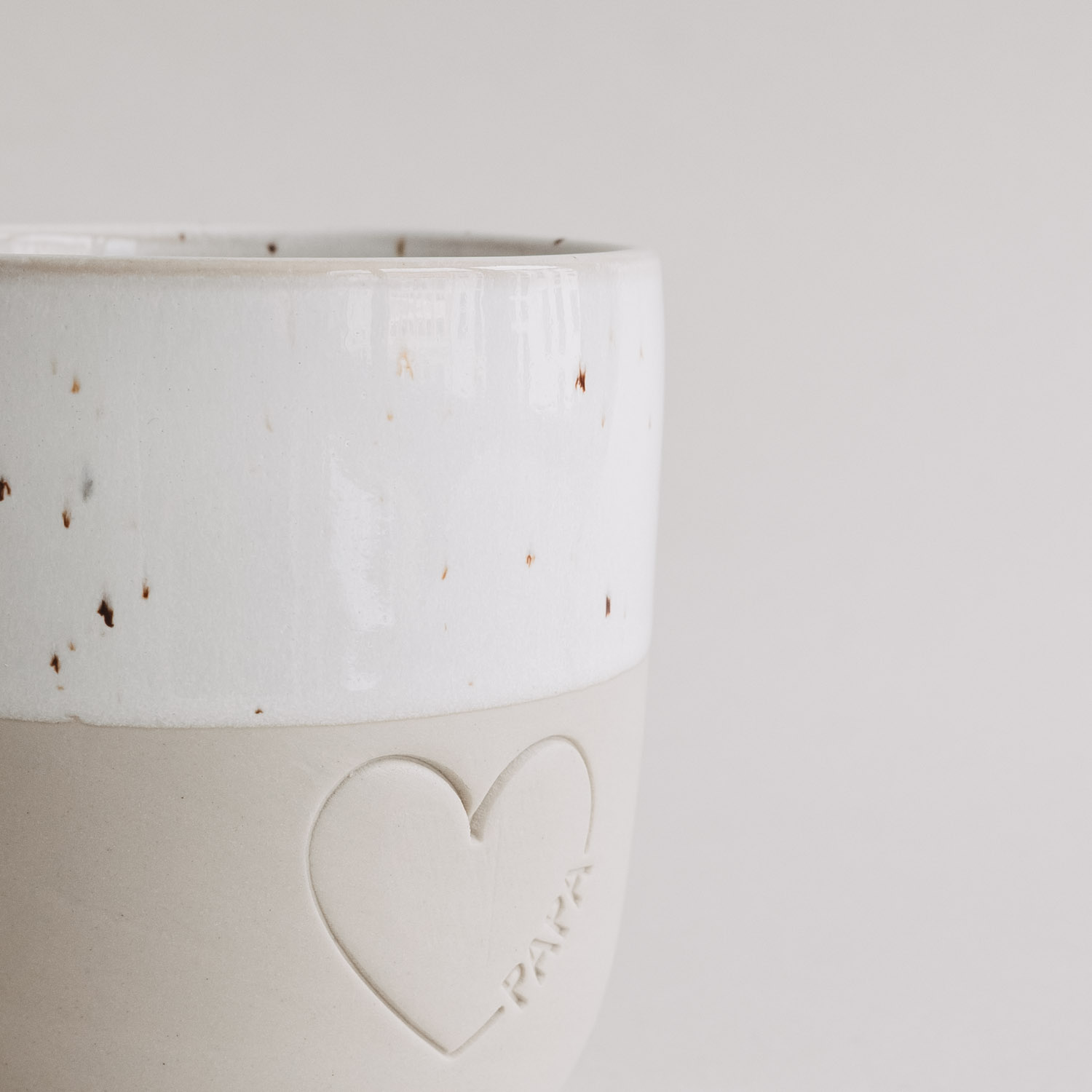 Eulenschnitt Steingut-Becher Papa mit großem Herz | LIMITED EDITION 2026 | Vatertagsgeschenk, handgefertigt