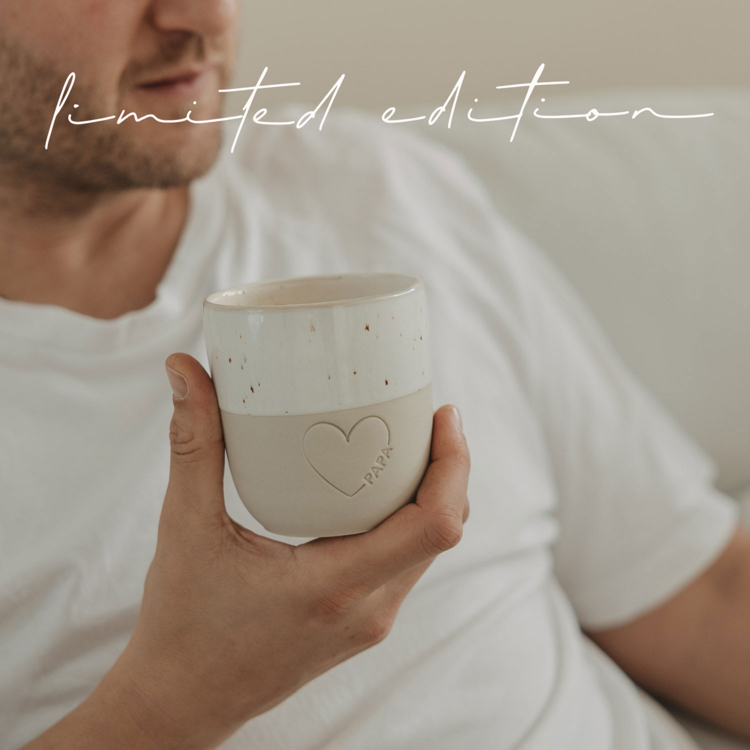 Eulenschnitt Steingut-Becher Papa mit großem Herz | LIMITED EDITION 2026 | Vatertagsgeschenk, handgefertigt