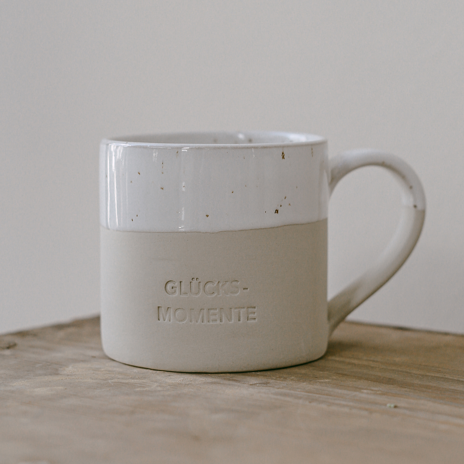 Eulenschnitt Tasse GLÜCKSMOMENTE aus Steingut mit Blindprägung Eulenschnitt Tasse GLÜCKSMOMENTE aus Steingut mit Blindprägung